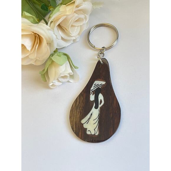 Beautiful Vintage Keychain - Picture 2 of 3